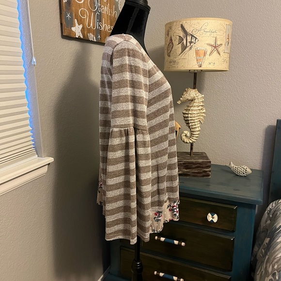 SUZANNE BETRO Beautiful stripe and floral long sleeve top!! Size L - Picture 5 of 8